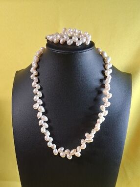 Genuine .Classic Freshwater Pearl Necklace and Bracelet Set - White